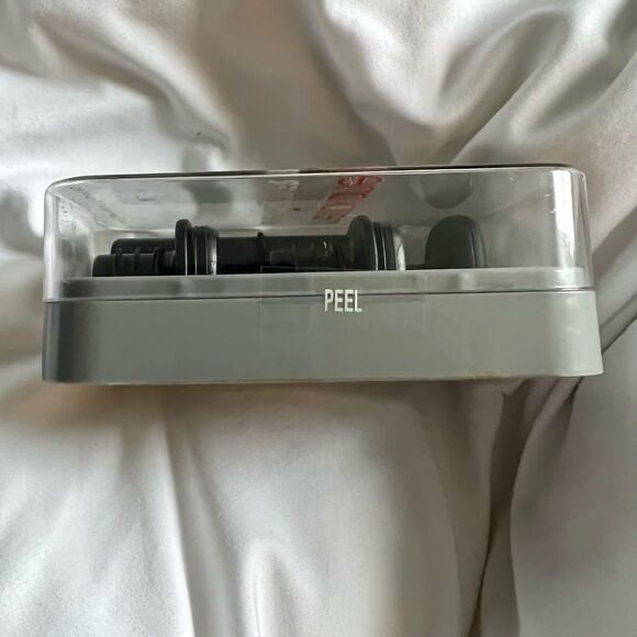 New Metrokane WinePreserver Vacuum Pump With 2 Stoppers Black With Storage Case  - Picture 4 of 5